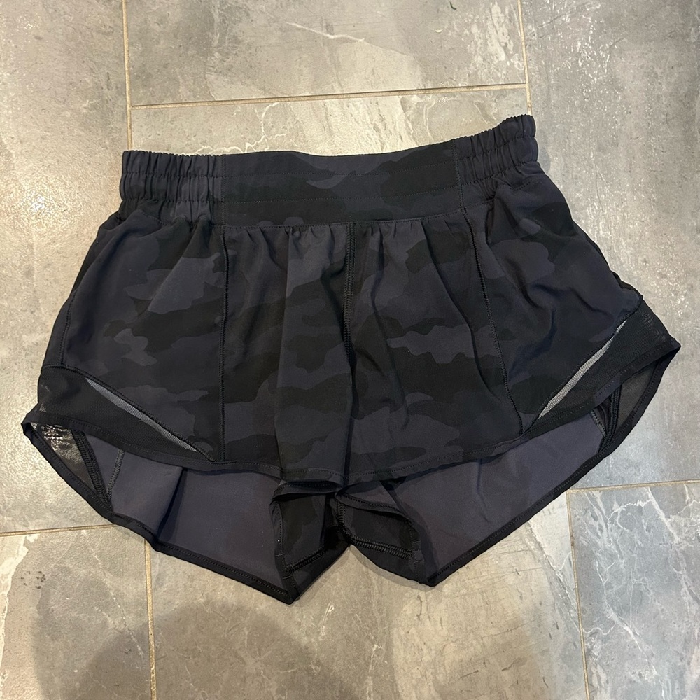 Lululemon Hotty Hot Low-Rise Lined Shorts 2.5” black camouflage size 4